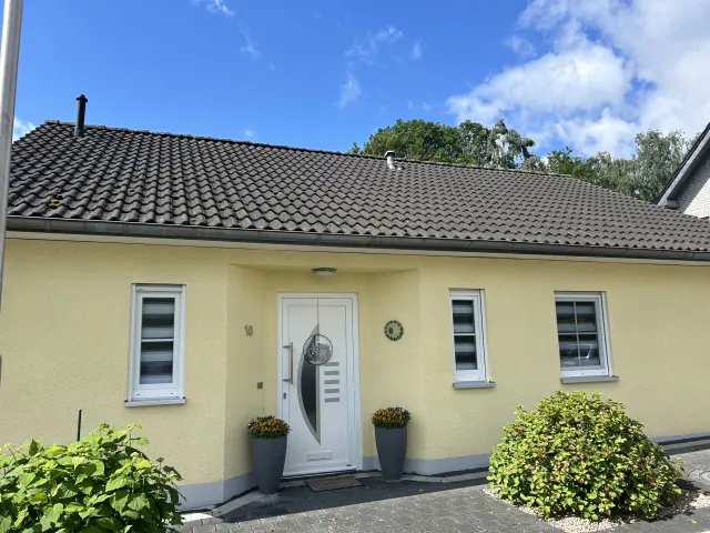 Einfamilienhaus mit gereinigtem, dunkelgrauem Ziegeldach; natürliche Farbgebung bleibt dank farbloser Schutzbeschichtung erhalten.